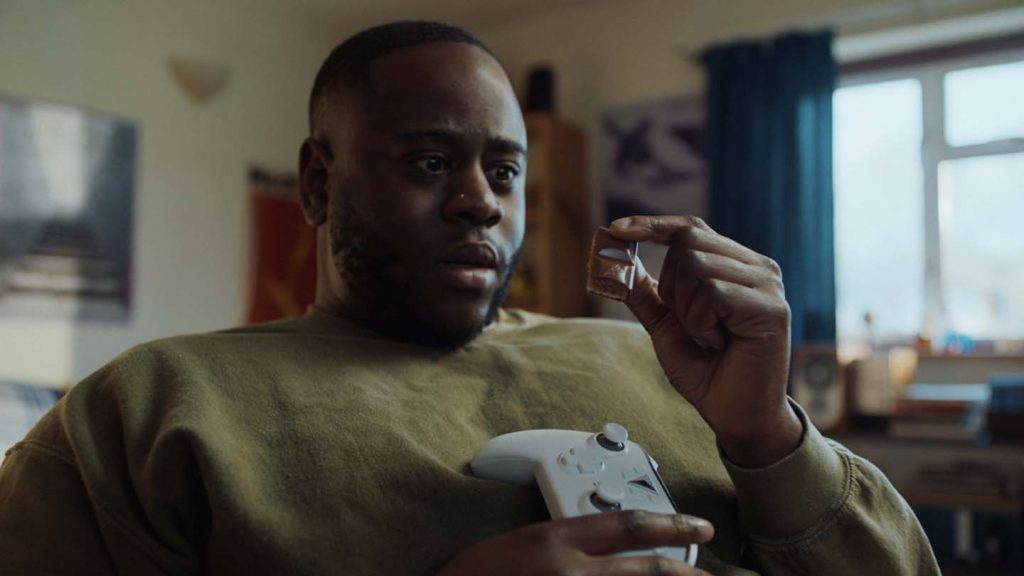 Cadbury Dairy Milk creates distracted insert3