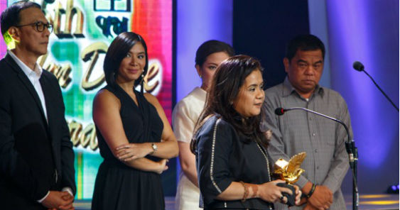 cnn_philippines_president_armie_jarin-bennett_receives_the_kbp_golden_dove_563.jpg