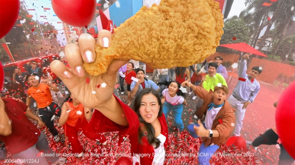 Belle Mariano shows off her biggest Jollibee Chickenjoy to Chickenjoyers